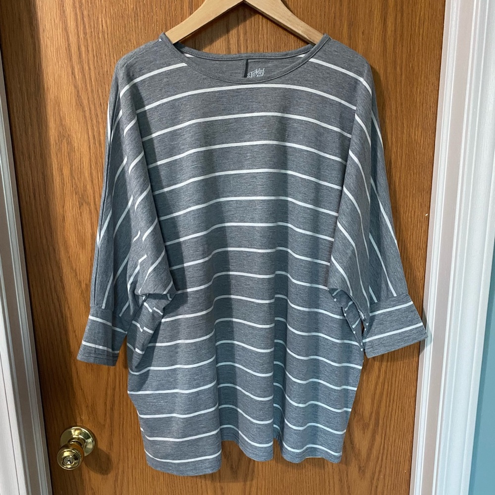 Oversized 3/4 length sleeve shirt. Small